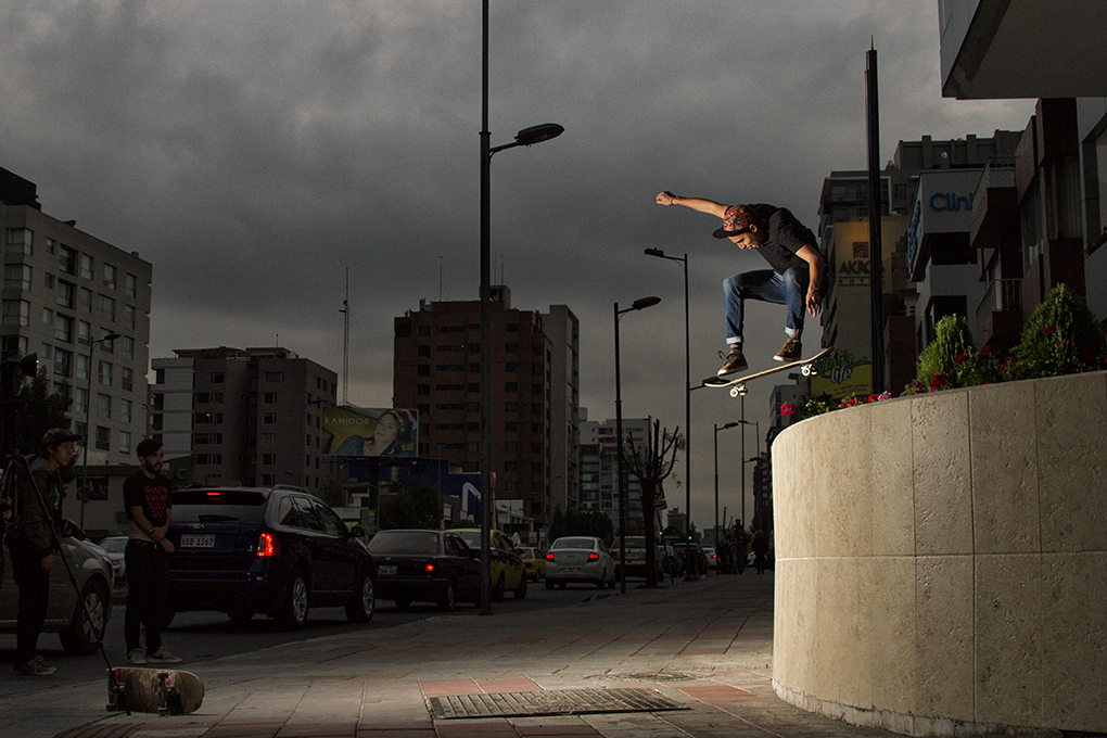 Andrés Naranjo , Kick Flip en la av.  6 de Dic .